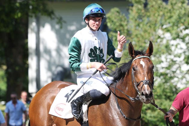 20.06.2026, Duesseldorf, Nordrhein-Westfalen, GER - Kisha mit Benjamin Marie nach dem Sieg. Galopprennbahn Duesseldorf-Grafenberg. (Pferd, Jockey, Kisha, Marie, Sieg) 260620SG717DUESSELDORF.JPG