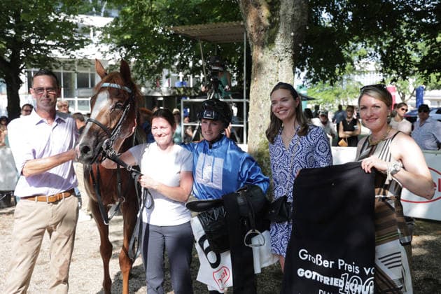 20.06.2026, Duesseldorf, Nordrhein-Westfalen, GER - Night Breath mit Trainer Marcel Weiss, Julia Roemich, Sibylle Vogt, Ricarda Miebach und Andrea Hoengesberg (von links) nach dem Sieg im Diana-Trial. Galopprennbahn Duesseldorf-Grafenberg. (Pferd, Jockey, Night Breath, Vogt, Sieg, Trainer, Weiss, Roemich, Miebach, Besitzer, Hoengesberg) 260620SG726DUESSELDORF.JPG