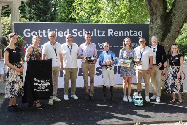 20.06.2026, Duesseldorf, Nordrhein-Westfalen, GER - Siegerehrung: Night Breath mit Sibylle Vogt gewinnt das Diana-Trial. Galopprennbahn Duesseldorf-Grafenberg. (Siegerehrung, Night Breath, Vogt, Sieg) 260620SG727DUESSELDORF.JPG