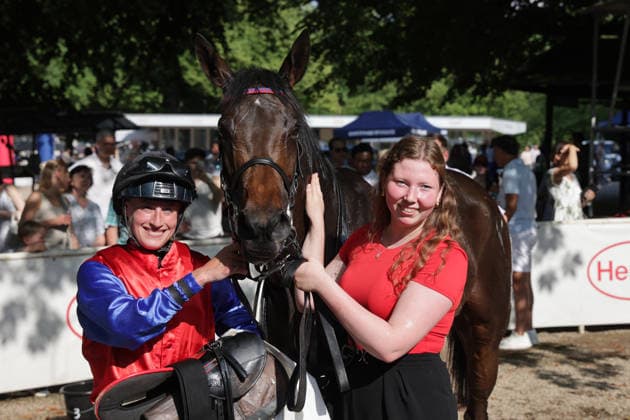 20.06.2026, Duesseldorf, Nordrhein-Westfalen, GER - Galene mit Sibylle Vogt nach dem Sieg. Galopprennbahn Duesseldorf-Grafenberg. (Pferd, Jockey, Galene, Vogt, Sieg) 260620SG740DUESSELDORF.JPG