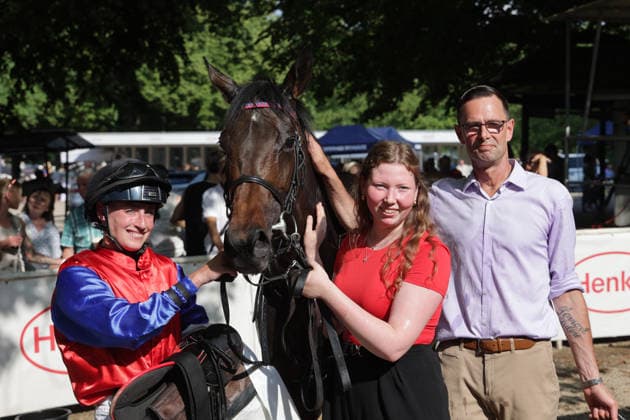 20.06.2026, Duesseldorf, Nordrhein-Westfalen, GER - Galene mit Sibylle Vogt und Trainer Marcel Weiss nach dem Sieg. Galopprennbahn Duesseldorf-Grafenberg. (Pferd, Jockey, Galene, Vogt, Sieg, Trainer, Weiss) 260620SG741DUESSELDORF.JPG