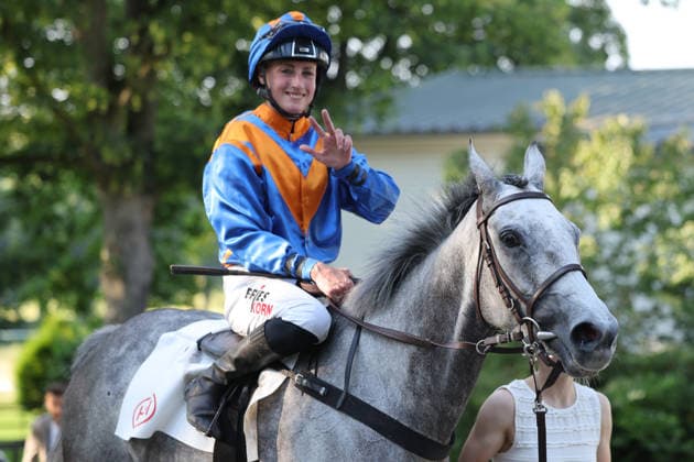 20.06.2026, Duesseldorf, Nordrhein-Westfalen, GER - North Fire mit Sibylle Vogt nach dem Sieg. Galopprennbahn Duesseldorf-Grafenberg. (Pferd, Jockey, North Fire, Vogt, Sieg) 260620SG749DUESSELDORF.JPG
