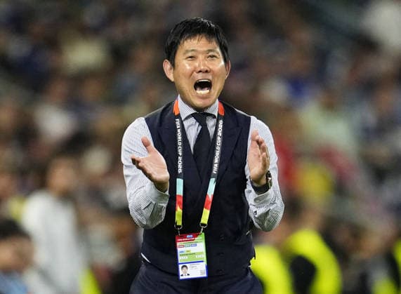Football: 2026 World Cup Japan head coach Hajime Moriyasu instructs his players in the first half of a World Cup Group F football match against Tunisia at Monterrey Stadium in Guadalupe, Mexico, on June 20, 2026.  A14AA0005619604P