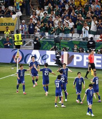 Football: 2026 World Cup Japan s Ayase Ueda (2nd from L) celebrates with teammates after scoring the team s second goal in the first half of a World Cup Group F football match against Tunisia at Monterrey Stadium in Guadalupe, Mexico, on June 20, 2026.  A14AA0005619621P