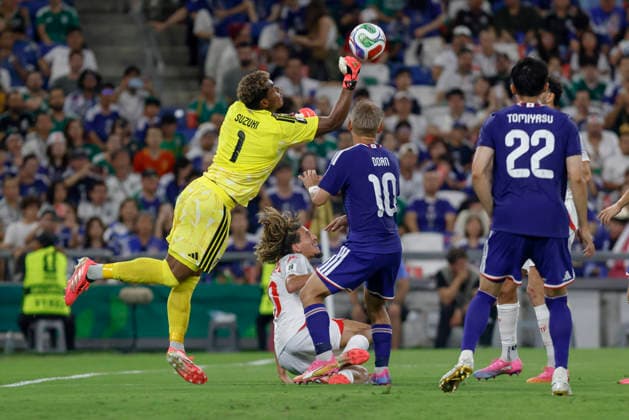 June 20, 2026, Guadalupe, Nuevo Leon, Mexico: Suzuki (L) of Japan battles for possession ball with Hannibal (B) of Tunisia, during the match between Tunisia and Japan for the 2nd round of the group F of the FIFA World Cup, WM, Weltmeisterschaft, Fussball 2026, at Monterrey Stadium. FIFA World Cup 2026: Tunisia Vs Japan  - ZUMAo125 20260620_zip_o125_016 Copyright: xAntonioxOjedax