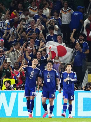 Football: 2026 World Cup Japan s Ayase Ueda (C) celebrates with Hiroki Ito (L) and Yuto Suzuki after scoring the team s fourth goal with a header in the second half of a World Cup Group F football match against Tunisia at Monterrey Stadium in Guadalupe, Mexico, on June 20, 2026.  A14AA0005619652P