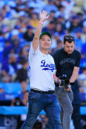 June 20, 2026, Los Angeles, California, USA: Yuichi Nikaido president of Nikaido Shuzou, throws the ceremonial first pitch before a MLB, Baseball Herren, USA regular season game between the Los Angeles Dodgers and the Baltimore Orioles on Saturday June 20, 2026 at Dodger Stadium in Los Angeles, California. Dodgers loses to Orioles, 2-3. JAVIER ROJAS PI Los Angeles USA - ZUMAp124 20260620_zaa_p124_001 Copyright: xJavierxRojasx