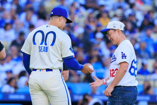 June 20, 2026, Los Angeles, California, USA: Yuichi Nikaido president of Nikaido Shuzou, throws the ceremonial first pitch before a MLB, Baseball Herren, USA regular season game between the Los Angeles Dodgers and the Baltimore Orioles on Saturday June 20, 2026 at Dodger Stadium in Los Angeles, California. Dodgers loses to Orioles, 2-3. JAVIER ROJAS PI Los Angeles USA - ZUMAp124 20260620_zaa_p124_003 Copyright: xJavierxRojasx