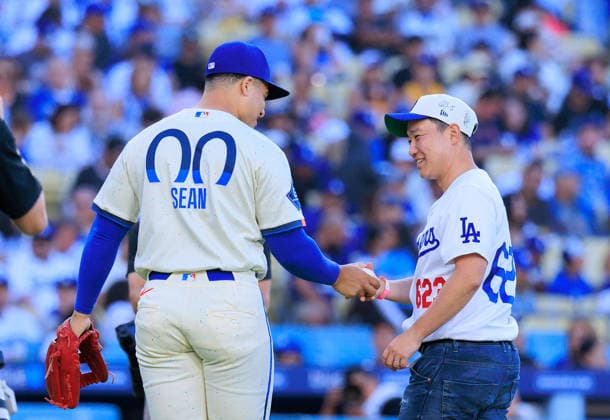 June 20, 2026, Los Angeles, California, USA: Yuichi Nikaido president of Nikaido Shuzou, throws the ceremonial first pitch before a MLB, Baseball Herren, USA regular season game between the Los Angeles Dodgers and the Baltimore Orioles on Saturday June 20, 2026 at Dodger Stadium in Los Angeles, California. Dodgers loses to Orioles, 2-3. JAVIER ROJAS PI Los Angeles USA - ZUMAp124 20260620_zaa_p124_004 Copyright: xJavierxRojasx