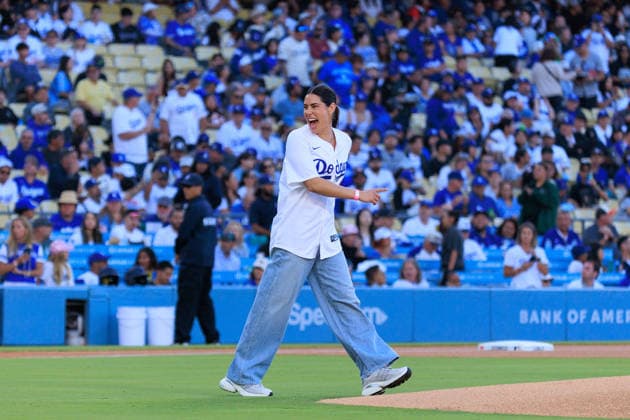 June 20, 2026, Los Angeles, California, USA: Kelsey Plum of the LA Sparks, throws the ceremonial first pitch before a MLB, Baseball Herren, USA regular season game between the Los Angeles Dodgers and the Baltimore Orioles on Saturday June 20, 2026 at Dodger Stadium in Los Angeles, California. Dodgers loses to Orioles, 1-3. JAVIER ROJAS PI Los Angeles USA - ZUMAp124 20260620_zaa_p124_007 Copyright: xJavierxRojasx
