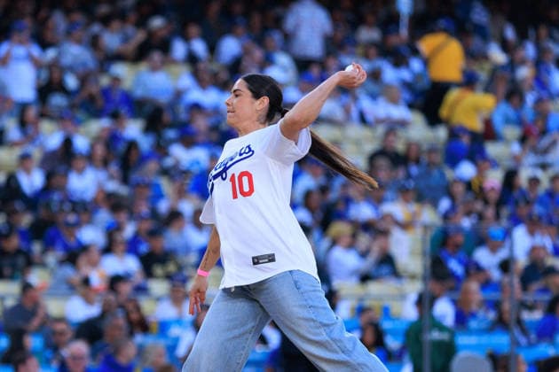 June 20, 2026, Los Angeles, California, USA: Kelsey Plum of the LA Sparks, throws the ceremonial first pitch before a MLB, Baseball Herren, USA regular season game between the Los Angeles Dodgers and the Baltimore Orioles on Saturday June 20, 2026 at Dodger Stadium in Los Angeles, California. Dodgers loses to Orioles, 1-3. JAVIER ROJAS PI Los Angeles USA - ZUMAp124 20260620_zaa_p124_010 Copyright: xJavierxRojasx