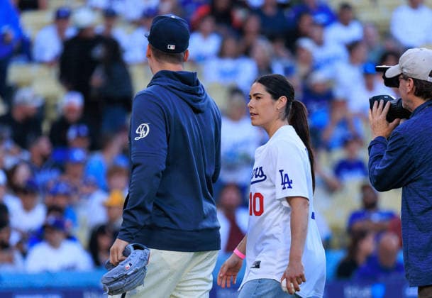 June 20, 2026, Los Angeles, California, USA: Kelsey Plum of the LA Sparks, throws the ceremonial first pitch before a MLB, Baseball Herren, USA regular season game between the Los Angeles Dodgers and the Baltimore Orioles on Saturday June 20, 2026 at Dodger Stadium in Los Angeles, California. Dodgers loses to Orioles, 1-3. JAVIER ROJAS PI Los Angeles USA - ZUMAp124 20260620_zaa_p124_012 Copyright: xJavierxRojasx