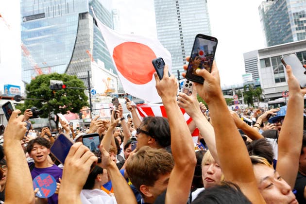 June 21, 2026, Tokyo, Japan: Japanese soccer fans celebrate Japan s victory over Tunisia at the famous Shibuya Scramble Crossing in Tokyo. The Tokyo Metropolitan Police protected the world-famous pedestrian crossing after Japan defeated Tunisia (4Ã¢â‚¬0) in a FIFA World Cup, WM, Weltmeisterschaft, Fussball 2026 Group F match. Tokyo Japan - ZUMAm191 20260621_aap_m191_001 Copyright: xRodrigoxReyesxMarinx