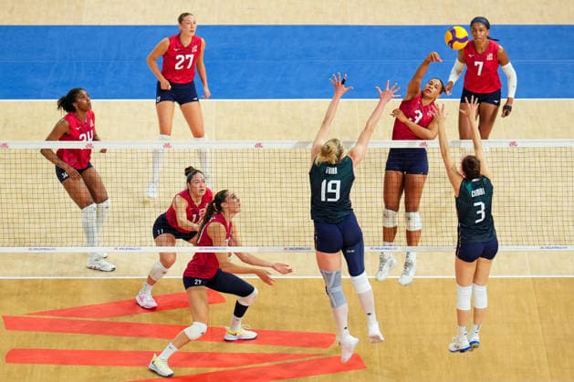 USA v Italy - FIVB Women s Nations League 2026 USA s Avery Skinner hits through team Italy s block during a match in Pasig City, Philippines, on June 20, 2026. The United States wins against Italy in straight sets, 27-25, 25-20, 25-16, during the FIVB Women s Nations League 2026. Pasig City Philippines  Copyright: xJanxKristopherxEsguerrax originalFilename:esguerra-usavsita260620_np6sP.jpg