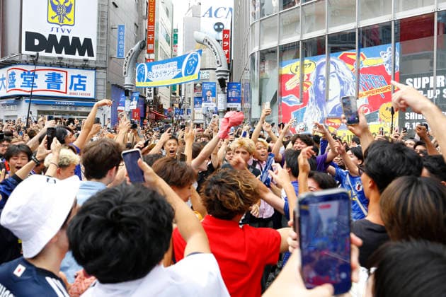 June 21, 2026, Tokyo, Japan: Japanese soccer fans celebrate Japan s victory over Tunisia at the famous Shibuya Scramble Crossing in Tokyo. The Tokyo Metropolitan Police protected the world-famous pedestrian crossing after Japan defeated Tunisia (4Ã¢â‚¬0) in a FIFA World Cup, WM, Weltmeisterschaft, Fussball 2026 Group F match. Japan Celebrates 4Ã¢â‚¬0 World Cup Victory At Shibuya Crossing  - ZUMAm191 20260621_aap_m191_002 Copyright: xRodrigoxReyesxMarinx
