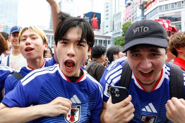June 21, 2026, Tokyo, Japan: Soccer fans celebrate Japan s victory over Tunisia at the famous Shibuya Scramble Crossing in Tokyo. The Tokyo Metropolitan Police protected the world-famous pedestrian crossing after Japan defeated Tunisia (4Ã¢â‚¬0) in a FIFA World Cup, WM, Weltmeisterschaft, Fussball 2026 Group F match. Tokyo Japan - ZUMAm191 20260621_aap_m191_006 Copyright: xRodrigoxReyesxMarinx