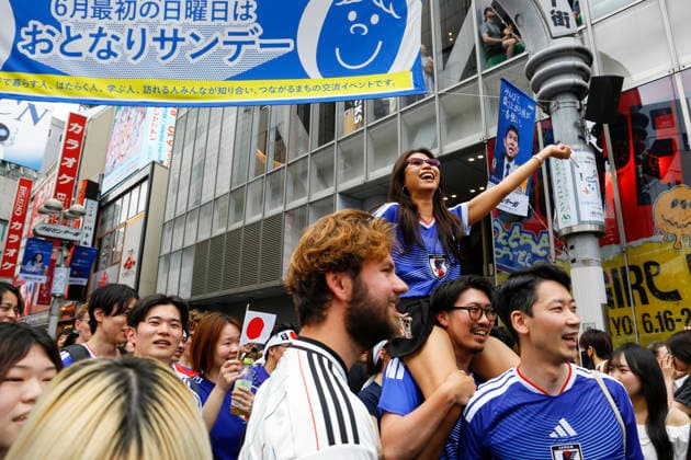 June 21, 2026, Tokyo, Japan: Soccer fans celebrate Japan s victory over Tunisia at the famous Shibuya Scramble Crossing in Tokyo. The Tokyo Metropolitan Police protected the world-famous pedestrian crossing after Japan defeated Tunisia (4Ã¢â‚¬0) in a FIFA World Cup, WM, Weltmeisterschaft, Fussball 2026 Group F match. Japan Celebrates 4Ã¢â‚¬0 World Cup Victory At Shibuya Crossing  - ZUMAm191 20260621_aap_m191_005 Copyright: xRodrigoxReyesxMarinx