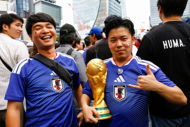 June 21, 2026, Tokyo, Japan: Japanese soccer fans celebrate Japan s victory over Tunisia at the famous Shibuya Scramble Crossing in Tokyo. The Tokyo Metropolitan Police protected the world-famous pedestrian crossing after Japan defeated Tunisia (4Ã¢â‚¬0) in a FIFA World Cup, WM, Weltmeisterschaft, Fussball 2026 Group F match. Japan Celebrates 4Ã¢â‚¬0 World Cup Victory At Shibuya Crossing  - ZUMAm191 20260621_aap_m191_007 Copyright: xRodrigoxReyesxMarinx