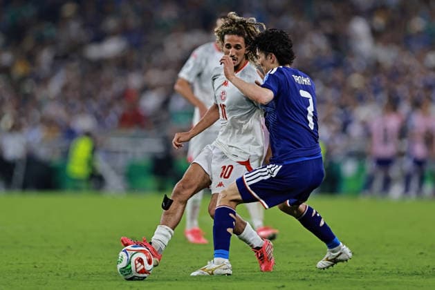 June 20, 2026, Monterrey, Mexico: Hannibal Mejbri of Tunisia battles for possession ball with Ao Tanaka of Japan during the match between Tunisia and Japan for the 2st round of the group F of the FIFA World Cup, WM, Weltmeisterschaft, Fussball 2026 at Monterrey Stadium on June 20, 2026 in Monterrey, Mexico. Photo: DiaEsportivo Monterrey Mexico - ZUMAh208 20260620_zsp_h208_065 Copyright: xHeulerxAndreyx