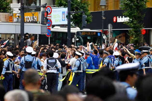 June 21, 2026, Tokyo, Japan: Police officers control the famous Shibuya Scramble Crossing as Japanese soccer fans gather to celebrate Japan s victory over Tunisia in Tokyo. The Tokyo Metropolitan Police protected the world-famous pedestrian crossing after Japan defeated Tunisia (4Ã¢â‚¬0) in a FIFA World Cup, WM, Weltmeisterschaft, Fussball 2026 Group F match. Tokyo Japan - ZUMAm191 20260621_aap_m191_016 Copyright: xRodrigoxReyesxMarinx