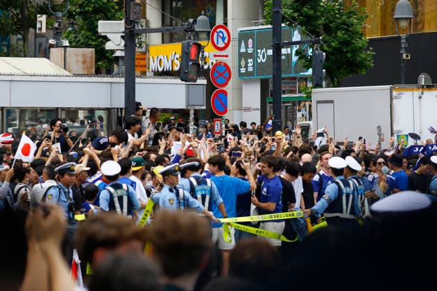 June 21, 2026, Tokyo, Japan: Police officers control the famous Shibuya Scramble Crossing as Japanese soccer fans gather to celebrate Japan s victory over Tunisia in Tokyo. The Tokyo Metropolitan Police protected the world-famous pedestrian crossing after Japan defeated Tunisia (4Ã¢â‚¬0) in a FIFA World Cup, WM, Weltmeisterschaft, Fussball 2026 Group F match. Tokyo Japan - ZUMAm191 20260621_aap_m191_017 Copyright: xRodrigoxReyesxMarinx