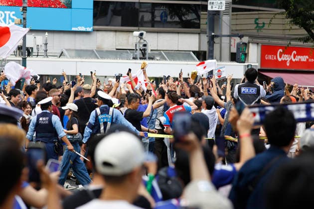 June 21, 2026, Tokyo, Japan: Japanese soccer fans celebrate Japan s victory over Tunisia at the famous Shibuya Scramble Crossing in Tokyo. The Tokyo Metropolitan Police protected the world-famous pedestrian crossing after Japan defeated Tunisia (4Ã¢â‚¬0) in a FIFA World Cup, WM, Weltmeisterschaft, Fussball 2026 Group F match. Japan Celebrates 4Ã¢â‚¬0 World Cup Victory At Shibuya Crossing  - ZUMAm191 20260621_aap_m191_013 Copyright: xRodrigoxReyesxMarinx