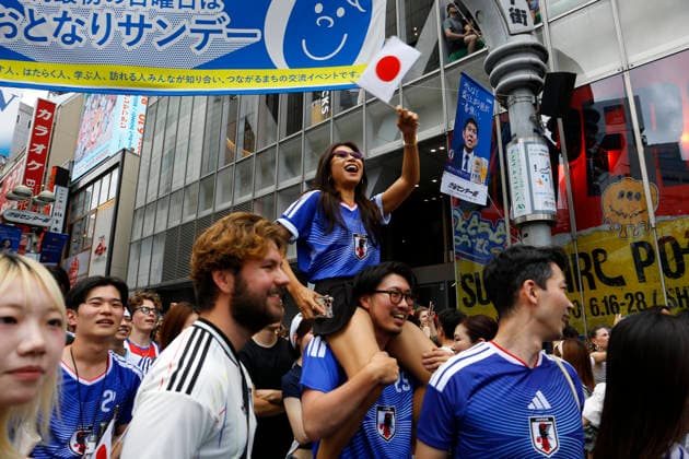 June 21, 2026, Tokyo, Japan: Soccer fans celebrate Japan s victory over Tunisia at the famous Shibuya Scramble Crossing in Tokyo. The Tokyo Metropolitan Police protected the world-famous pedestrian crossing after Japan defeated Tunisia (4Ã¢â‚¬0) in a FIFA World Cup, WM, Weltmeisterschaft, Fussball 2026 Group F match. Tokyo Japan - ZUMAm191 20260621_aap_m191_023 Copyright: xRodrigoxReyesxMarinx