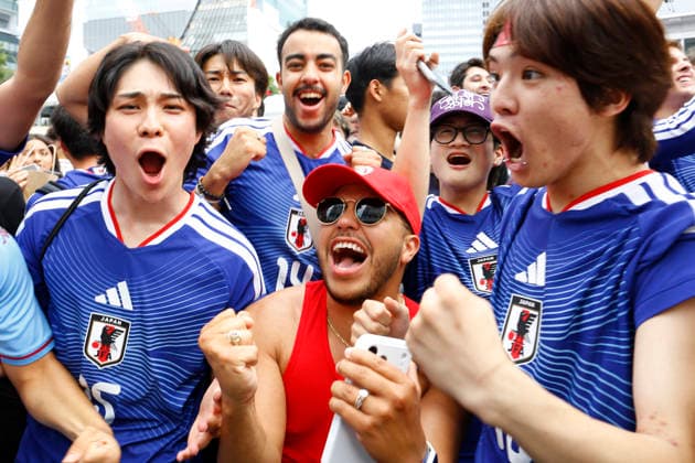 June 21, 2026, Tokyo, Japan: Japanese soccer fans celebrate Japan s victory over Tunisia at the famous Shibuya Scramble Crossing in Tokyo. The Tokyo Metropolitan Police protected the world-famous pedestrian crossing after Japan defeated Tunisia (4Ã¢â‚¬0) in a FIFA World Cup, WM, Weltmeisterschaft, Fussball 2026 Group F match. Japan Celebrates 4Ã¢â‚¬0 World Cup Victory At Shibuya Crossing  - ZUMAm191 20260621_aap_m191_015 Copyright: xRodrigoxReyesxMarinx