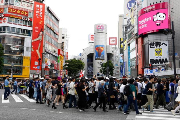 June 21, 2026, Tokyo, Japan: Police officers control the famous Shibuya Scramble Crossing as Japanese soccer fans gather to celebrate Japan s victory over Tunisia in Tokyo. The Tokyo Metropolitan Police protected the world-famous pedestrian crossing after Japan defeated Tunisia (4Ã¢â‚¬0) in a FIFA World Cup, WM, Weltmeisterschaft, Fussball 2026 Group F match. Tokyo Japan - ZUMAm191 20260621_aap_m191_024 Copyright: xRodrigoxReyesxMarinx
