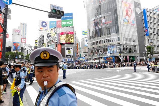 June 21, 2026, Tokyo, Japan: Police officers control the famous Shibuya Scramble Crossing as Japanese soccer fans gather to celebrate Japan s victory over Tunisia in Tokyo. The Tokyo Metropolitan Police protected the world-famous pedestrian crossing after Japan defeated Tunisia (4Ã¢â‚¬0) in a FIFA World Cup, WM, Weltmeisterschaft, Fussball 2026 Group F match. Tokyo Japan - ZUMAm191 20260621_aap_m191_026 Copyright: xRodrigoxReyesxMarinx