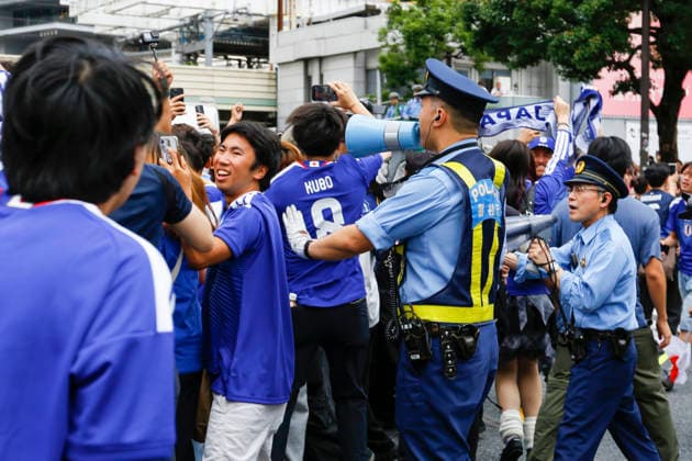 June 21, 2026, Tokyo, Japan: Police officers control the famous Shibuya Scramble Crossing as Japanese soccer fans gather to celebrate Japan s victory over Tunisia in Tokyo. The Tokyo Metropolitan Police protected the world-famous pedestrian crossing after Japan defeated Tunisia (4Ã¢â‚¬0) in a FIFA World Cup, WM, Weltmeisterschaft, Fussball 2026 Group F match. Japan Celebrates 4Ã¢â‚¬0 World Cup Victory At Shibuya Crossing  - ZUMAm191 20260621_aap_m191_027 Copyright: xRodrigoxReyesxMarinx