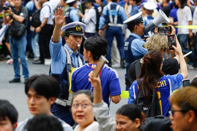June 21, 2026, Tokyo, Japan: Police officers control the famous Shibuya Scramble Crossing as Japanese soccer fans gather to celebrate Japan s victory over Tunisia in Tokyo. The Tokyo Metropolitan Police protected the world-famous pedestrian crossing after Japan defeated Tunisia (4Ã¢â‚¬0) in a FIFA World Cup, WM, Weltmeisterschaft, Fussball 2026 Group F match. Japan Celebrates 4Ã¢â‚¬0 World Cup Victory At Shibuya Crossing  - ZUMAm191 20260621_aap_m191_028 Copyright: xRodrigoxReyesxMarinx