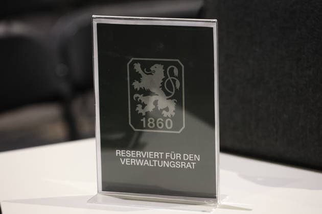 Mitgliederversammlung des TSV München von 1860 e.V, TSV 1860 München, Kulturhalle Zenith Hier eine Platzkarte, Reserviert für den Verwaltungsrat *** General Meeting of TSV München von 1860 e.V., TSV 1860 München, Kulturhalle Zenith. Here is a seat card, reserved for the Board of Directors.,detected_source_language