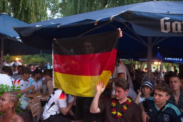 Public View Of WM Game Between German Vers Ivory Coast In Cologne People watch the World Cup game between Germany and Ivory Coast in a beer garden in Cologne, Germany, on June 20, 2026. cologne Germany  Copyright: xYingxTangx originalFilename:tang-publicvi260620_npB5Y.jpg