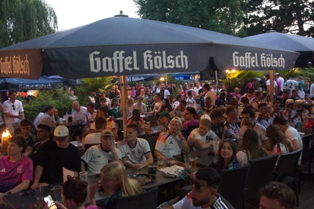 Public View Of WM Game Between German Vers Ivory Coast In Cologne People watch the World Cup game between Germany and Ivory Coast in a beer garden in Cologne, Germany, on June 20, 2026. cologne Germany  Copyright: xYingxTangx originalFilename:tang-publicvi260620_npGOE.jpg