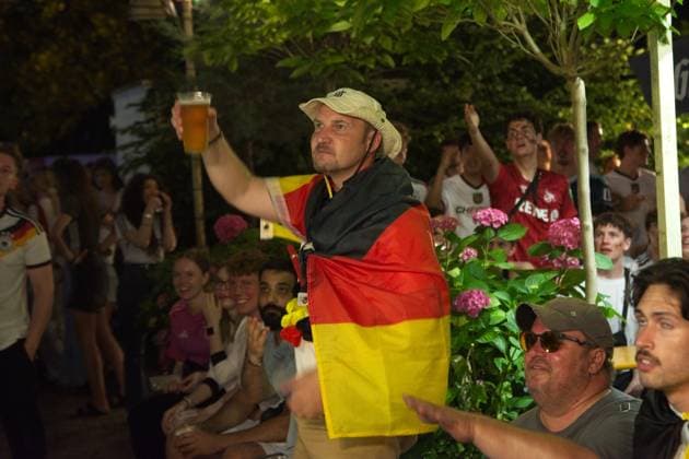 Public View Of WM Game Between German Vers Ivory Coast In Cologne People watch the World Cup game between Germany and Ivory Coast in a beer garden in Cologne, Germany, on June 20, 2026. cologne Germany  Copyright: xYingxTangx originalFilename:tang-publicvi260620_nplPG.jpg