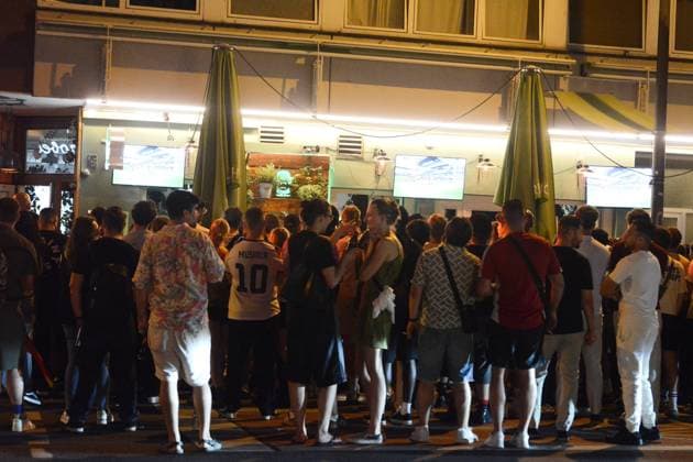 Public View Of WM Game Between German Vers Ivory Coast In Cologne A crowd watches the World Cup game between Germany and Ivory Coast in front of a sports bar in Cologne, Germany, on June 20, 2026. cologne Germany  Copyright: xYingxTangx originalFilename:tang-publicvi260620_npuXh.jpg
