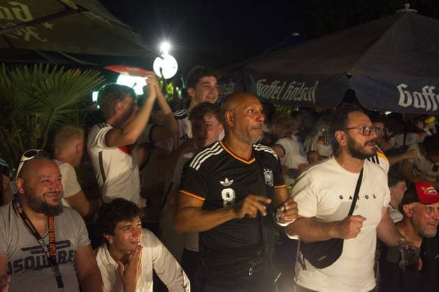 Public View Of WM Game Between German Vers Ivory Coast In Cologne People watch the World Cup game between Germany and Ivory Coast in a beer garden in Cologne, Germany, on June 20, 2026. cologne Germany  Copyright: xYingxTangx originalFilename:tang-publicvi260620_npZ5l.jpg