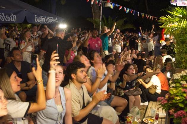 Public View Of WM Game Between German Vers Ivory Coast In Cologne People watch the World Cup game between Germany and Ivory Coast in a beer garden in Cologne, Germany, on June 20, 2026. cologne Germany  Copyright: xYingxTangx originalFilename:tang-publicvi260620_npZKY.jpg