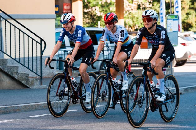 VILLARS-SUR-OLLON, SWITZERLAND - JUNE 21:L-R) Marie Le Net of France and FDJ United - SUEZ, Franziska Koch of Germany and FDJ United - SUEZ, Sofia Bertizzolo of Italy and FDJ United - SUEZ in action before the 89th Tour de Suisse 2026 on June 21, 2026 in Villars-sur-Ollon, Switzerland. *** VILLARS SUR OLLON, SWITZERLAND, JUNE 21 Copyright: xJustPictures.ch PascalxvonxBürenx jp-en-EuSpIm-Pavo_Fotografie-09605