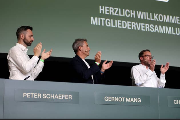 Mitgliederversammlung des TSV München von 1860 e.V, TSV 1860 München, Kulturhalle Zenith Peter Schaefer, Vize-Präsident (TSV 1860 München) mit Gernot Mang, Präsident (TSV 1860 München) und Christian Dierl, Vize-Präsident (TSV 1860 München) (v.l.n.r.) stehend, kaltschend, Applaus *** General Meeting of TSV München von 1860 e.V., TSV 1860 Munich, Zenith Culture Hall
