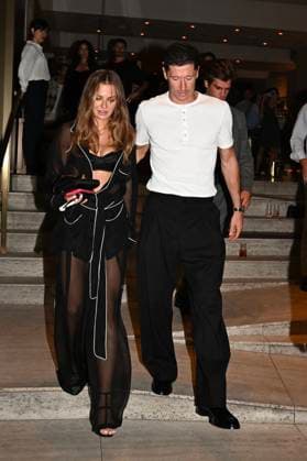 Robert Lewandowski et sa femme Anna Lewandowska quittent le restaurant Vesta à Milan le 20 juin 2026. Gedeon Taieb Bestimage Robert Lewandowski and his wife Anna Lewandowska leave the Vesta restaurant in Milan on June 20, 2026. Milan Italie  Copyright: xGedeonxTaiebx xBestimagexGedeonxTaiebx xBestimagex