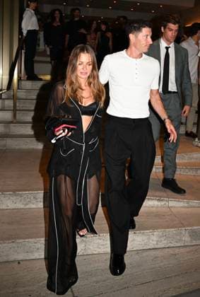 Robert Lewandowski et sa femme Anna Lewandowska quittent le restaurant Vesta à Milan le 20 juin 2026. Gedeon Taieb Bestimage Robert Lewandowski and his wife Anna Lewandowska leave the Vesta restaurant in Milan on June 20, 2026. Milan Italie  Copyright: xGedeonxTaiebx xBestimagexGedeonxTaiebx xBestimagex