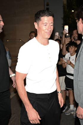 Robert Lewandowski et sa femme Anna Lewandowska quittent le restaurant Vesta à Milan le 20 juin 2026. Gedeon Taieb Bestimage Robert Lewandowski and his wife Anna Lewandowska leave the Vesta restaurant in Milan on June 20, 2026. Milan Italie  Copyright: xGedeonxTaiebx xBestimagexGedeonxTaiebx xBestimagex