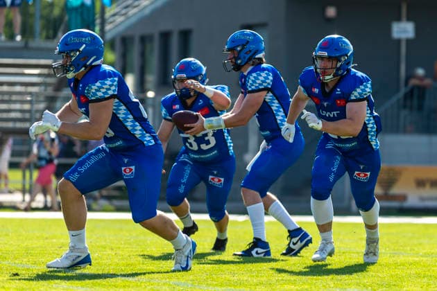 Handoff von Brad Jones (Allgaeu Comets, QB, 8) an Maximilian Barmettler (Allgaeu Comets, RB, 33) mit Leon Knoop (Allgaeu Comets, TE, 83) und Benedikt Schulz (Allgaeu Comets, TE, 26) GER, Pforzheim Wilddogs vs Allgaeu Comets, American Football, GFL, Saison 2026, Week 07, 20.06.2026, GER, Pforzheim Wilddogs vs Allgaeu Comets, American Football, GFL, Saison 2026, Week 07, 20.06.2026, Pforzheim *** Handoff from Brad Jones, Allgäu Comets, QB, 8, to Maximilian Barmettler, Allgäu Comets, RB, 33, with Leon Knoop, Allgäu Comets, TE, 83, and Benedikt Schulz (Allgäu Comets, TE, 26) GER, Pforzheim Wilddogs vs. Allgäu Comets, American Football, GFL, 2026 Season, Week 07, June 20, 2026, GER, Pforzheim Wilddogs vs. Allgäu Comets, American football, GFL, 2026 season, Week 07, June 20, 2026, Pforzheim,detected_source_language Copyright: xEibner-Pressefoto FlorianxWolfx EP_FWF