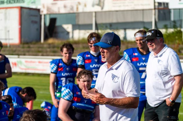 Emotional angefasster Headcoach Mark Priegnitz (Allgaeu Comets, Headcoach) im Huddle nach dem Spiel GER, Pforzheim Wilddogs vs Allgaeu Comets, American Football, GFL, Saison 2026, Week 07, 20.06.2026, GER, Pforzheim Wilddogs vs Allgaeu Comets, American Football, GFL, Saison 2026, Week 07, 20.06.2026, Pforzheim *** An emotional Allgäu Comets head coach Mark Priegnitz in the huddle after the game GER, Pforzheim Wilddogs vs. Allgäu Comets, American football, GFL, 2026 season, Week 07, June 20, 2026, GER, Pforzheim Wilddogs vs. Allgäu Comets, American football, GFL, 2026 season, Week 07, June 20, 2026, Pforzheim,detected_source_language Copyright: xEibner-Pressefoto FlorianxWolfx EP_FWF