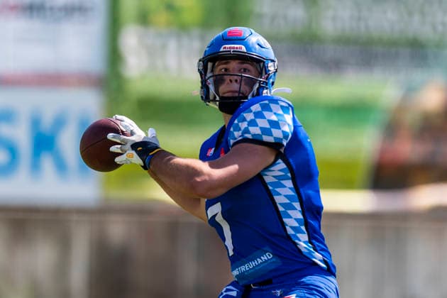 Trickspielzug mit Gabriel Quigley (Allgaeu Comets, WR, 7) GER, Pforzheim Wilddogs vs Allgaeu Comets, American Football, GFL, Saison 2026, Week 07, 20.06.2026, GER, Pforzheim Wilddogs vs Allgaeu Comets, American Football, GFL, Saison 2026, Week 07, 20.06.2026, Pforzheim *** Play featuring Gabriel Quigley, Allgäu Comets, WR, 7 GER, Pforzheim Wilddogs vs. Allgäu Comets, American football, GFL, 2026 season, Week 07, June 20, 2026, GER, Pforzheim Wilddogs vs. Allgäu Comets, American football, GFL, 2026 season, Week 07, June 20, 2026, Pforzheim,detected_source_language Copyright: xEibner-Pressefoto FlorianxWolfx EP_FWF