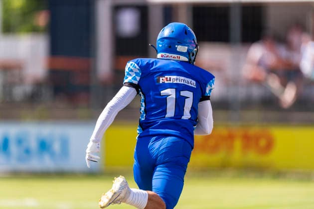 Trickspielzug mit Elias Kraljevic (Allgaeu Comets, WR, 11) GER, Pforzheim Wilddogs vs Allgaeu Comets, American Football, GFL, Saison 2026, Week 07, 20.06.2026, GER, Pforzheim Wilddogs vs Allgaeu Comets, American Football, GFL, Saison 2026, Week 07, 20.06.2026, Pforzheim *** Play featuring Elias Kraljevic, Allgäu Comets, WR, 11 GER, Pforzheim Wilddogs vs. Allgäu Comets, American Football, GFL, 2026 Season, Week 07, June 20, 2026, GER, Pforzheim Wilddogs vs. Allgäu Comets, American football, GFL, 2026 season, Week 07, June 20, 2026, Pforzheim,detected_source_language Copyright: xEibner-Pressefoto FlorianxWolfx EP_FWF