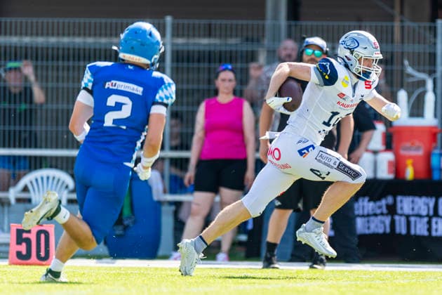 AJ Coons (Pforzheim Wilddogs, WR, 10) entkommt Joshua Dutton (Allgaeu Comets, WR DB, 2) GER, Pforzheim Wilddogs vs Allgaeu Comets, American Football, GFL, Saison 2026, Week 07, 20.06.2026, GER, Pforzheim Wilddogs vs Allgaeu Comets, American Football, GFL, Saison 2026, Week 07, 20.06.2026, Pforzheim *** AJ Coons, Pforzheim Wilddogs, WR, 10, breaks free from Joshua Dutton, Allgäu Comets, WR, DB, 2, GER, Pforzheim Wilddogs vs. Allgäu Comets, American football, GFL, 2026 season, Week 07, June 20, 2026, GER, Pforzheim Wilddogs vs. Allgäu Comets, American Football, GFL, 2026 Season, Week 07, June 20, 2026, Pforzheim,detected_source_language Copyright: xEibner-Pressefoto FlorianxWolfx EP_FWF