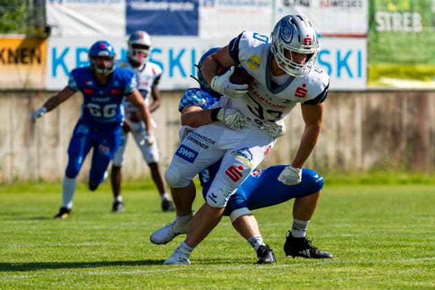 Chris Lipsey (Allgaeu Comets, RB DB, 1)3 mit Theo Michl (Pforzheim Wilddogs, RB, 33) GER, Pforzheim Wilddogs vs Allgaeu Comets, American Football, GFL, Saison 2026, Week 07, 20.06.2026, GER, Pforzheim Wilddogs vs Allgaeu Comets, American Football, GFL, Saison 2026, Week 07, 20.06.2026, Pforzheim *** Chris Lipsey, Allgäu Comets, RB DB, No. 13, with Theo Michl, Pforzheim Wilddogs, RB, No. 33, GER, Pforzheim Wilddogs vs. Allgäu Comets, American football, GFL, 2026 season, Week 07, June 20, 2026, GER, Pforzheim Wilddogs vs. Allgäu Comets, American Football, GFL, 2026 Season, Week 07, June 20, 2026, Pforzheim,detected_source_language Copyright: xEibner-Pressefoto FlorianxWolfx EP_FWF